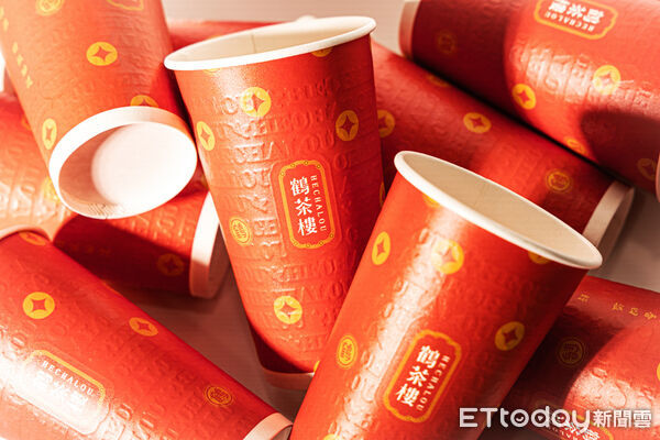 ▲▼鶴茶樓推出應景新杯款「祝鶴杯」。(圖/記者蕭筠攝)