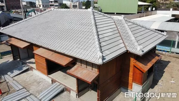 ▲饒平國小舊宿舍修復進度已超過八成,整體木構架構逐漸完整呈現。(圖/記者游瓊華翻攝)