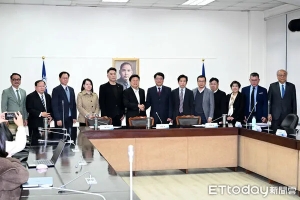 ▲▼國民黨團總召傅崐萁與中選會委員被提名人。(圖/記者陳煥丞攝)