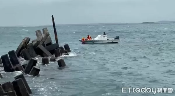 ▲▼ 鳥嶼港休閒漁船擱淺 海巡即時通報協調友船展開海上搜救 。(圖/記者陳洋翻攝)