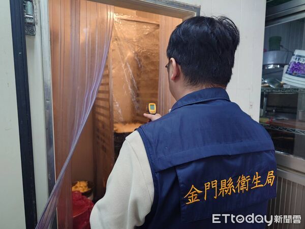 ▲▼金門某國小校園餐點草莓餡蛋糕疑似出現異樣,縣衛生局稽查供餐業者。(圖/金門縣衛生局提供)