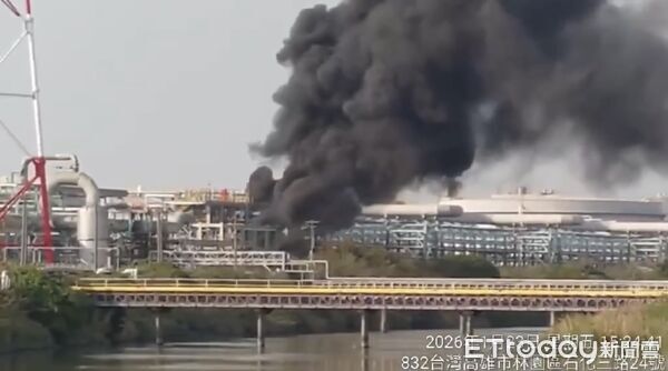 ▲▼畫面曝光!中油林園廠爆火警「濃濃黑煙狂竄」 市府喊開罰。(圖/記者賴文萱翻攝)