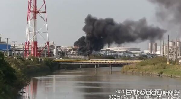 ▲▼畫面曝光!中油林園廠爆火警「濃濃黑煙狂竄」 市府喊開罰。(圖/記者賴文萱翻攝)