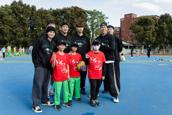 ▲雲豹前進建國國小,與學童進行籃球交流,「小高」高錦瑋與孩童互動。(圖/雲豹提供)