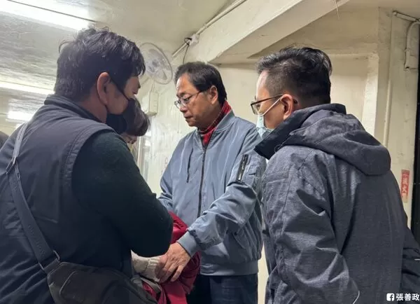 ▲回收車追撞釀1死6傷,張善政深夜赴殯儀館致哀。(圖/翻攝自Facebook/張善政)