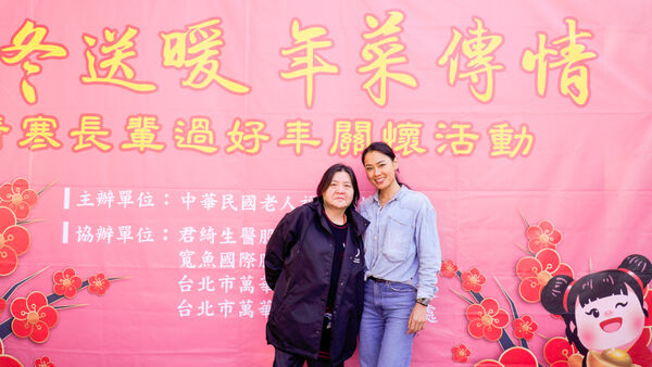 ▲「寬姐」邱瓈寬關懷老人。(圖/寬魚國際提供)