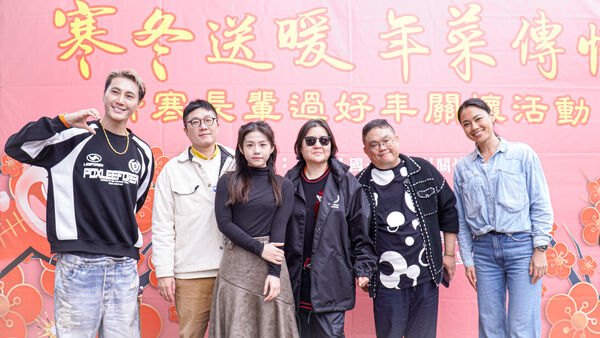 ▲「寬姐」邱瓈寬關懷老人。(圖/寬魚國際提供)