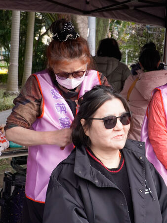 ▲「寬姐」邱瓈寬關懷老人。(圖/寬魚國際提供)