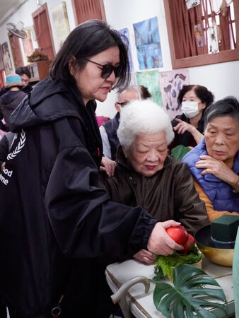 ▲「寬姐」邱瓈寬關懷老人。(圖/寬魚國際提供)
