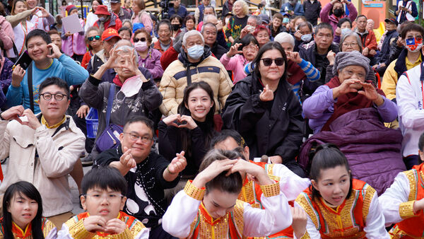▲「寬姐」邱瓈寬關懷老人。(圖/寬魚國際提供)