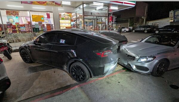 ▲彰化無照女駕駛賓士追撞特斯拉波及一輛剛停進超商的賓士車。(圖/警方提供)
