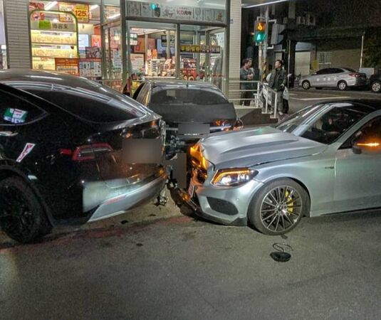 ▲彰化無照女駕駛賓士追撞特斯拉波及一輛剛停進超商的賓士車。(圖/警方提供)