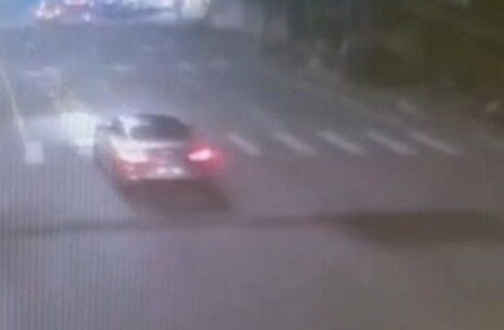 ▲無照女駕駛賓士行駛在中山路突然大右轉。(圖/警方提供)