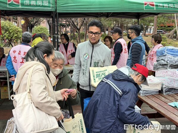 ▲▼民進黨北市議員擬參選人郭凡出席「松山區寒冬送暖活動」。(圖/記者陳家祥攝)