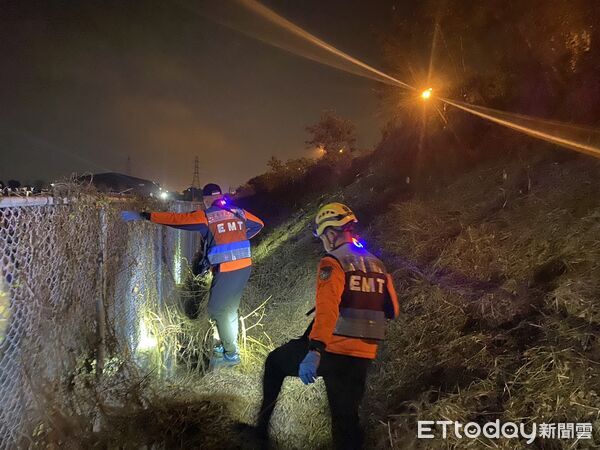 ▲▼ 國道飛車追逐!駕駛急跳邊坡躲5惡煞追殺 人間蒸發卻驚見2本千元鈔 。(圖/民眾提供)