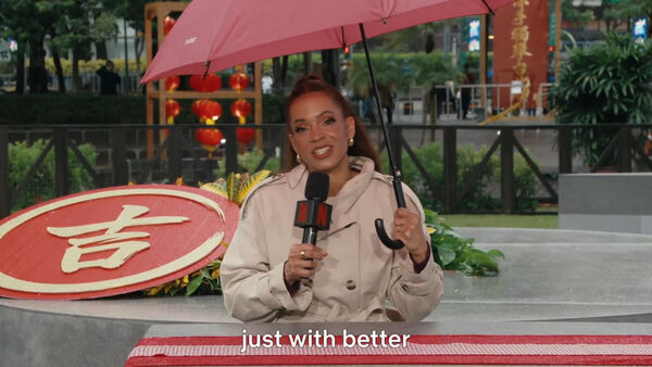 ▲▼Netflix美女主播信義區撐傘入鏡 揭霍諾德驚險畫面。(圖/翻攝自X/Netflix Sports)