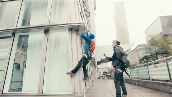 ▲▼Netflix美女主播信義區撐傘入鏡 揭霍諾德驚險畫面。(圖/翻攝自X/Netflix Sports)