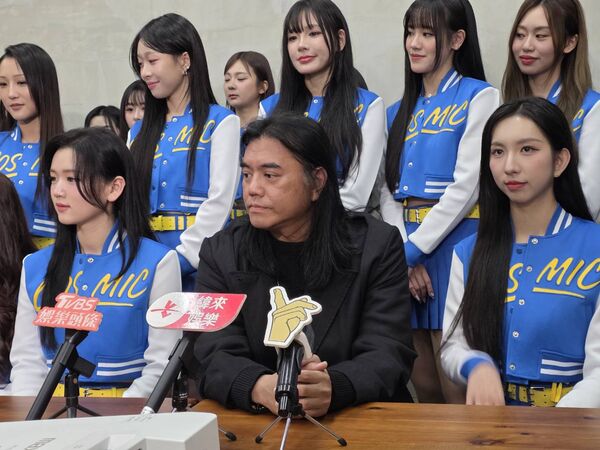 ▲緯來宇宙啦啦隊與B2。(圖/記者葉文正攝,想想時間有限公司)