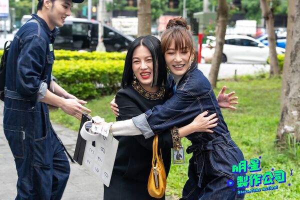 ▲LULU(左)與玖壹壹的洋蔥合作。(圖/TVBS)