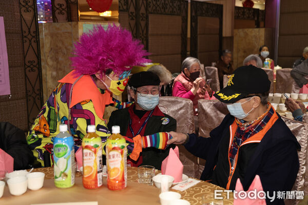 ▲▼ 0124 東慈贊助獨居長者圍爐-廖副總裁出席-2。(圖/記者黃克翔攝)