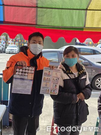 ▲南化消防分隊配合南化區公所於南化天后宮舉辦弱勢寒冬歲末餐會,於活動舞台向現場長者及弱勢家庭宣導防災急救觀念,提升民眾寒冬居家安全意識。(記者林東良翻攝)