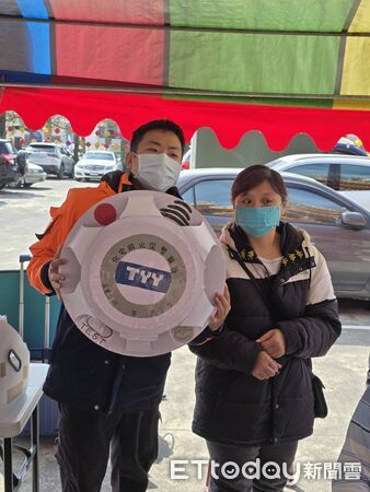 ▲南化消防分隊配合南化區公所於南化天后宮舉辦弱勢寒冬歲末餐會,於活動舞台向現場長者及弱勢家庭宣導防災急救觀念,提升民眾寒冬居家安全意識。(記者林東良翻攝)