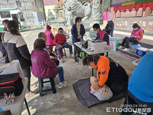 ▲南化消防分隊配合南化區公所於南化天后宮舉辦弱勢寒冬歲末餐會,於活動舞台向現場長者及弱勢家庭宣導防災急救觀念,提升民眾寒冬居家安全意識。(記者林東良翻攝)