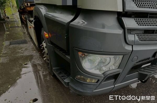 ▲▼ 聯結車輛碰撞行人 礁警即刻處置 。(圖/記者游芳男翻攝)