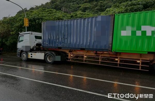 ▲▼ 聯結車輛碰撞行人 礁警即刻處置 。(圖/記者游芳男翻攝)