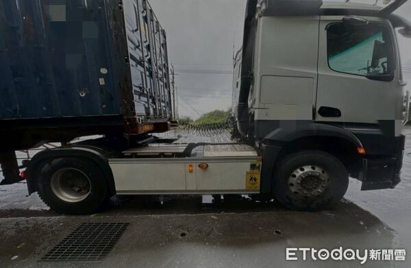 ▲▼ 聯結車輛碰撞行人 礁警即刻處置 。(圖/記者游芳男翻攝)