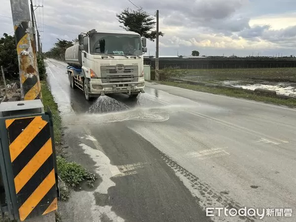 ▲運輸車輛行經便道時,灑水車加強噴灑以抑制揚塵。(圖/記者楊晨東翻攝)