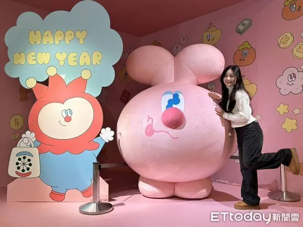 ▲農曆年前夕,百貨周邊人流增加,購物與拍照形成假日生活風景。(圖/記者游瓊華翻攝)