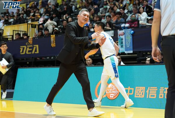 ▲海神歐提茲、朱永弘。(圖/TPBL職籃提供)