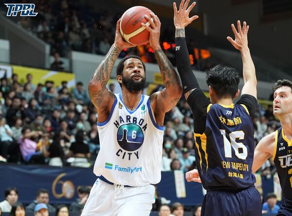 ▲海神歐提茲、朱永弘。(圖/TPBL職籃提供)