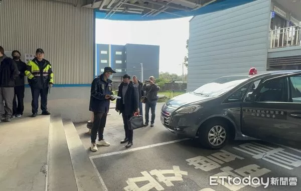 ▲桃園地檢署檢察官於今日下午抵達桃園殯館對龜山資回收車車禍死亡的邱范姓婦人進行相驗。(圖/記者楊熾興翻攝)