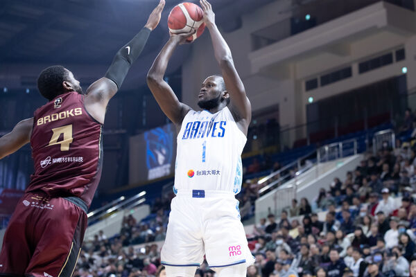 ▲勇士曾祥均、林志傑、古德溫、莫巴耶、阿庫斯。(圖/PLG職籃提供)