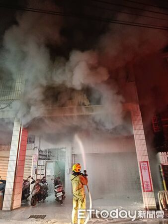 ▲▼基隆安樂區一處住宅晚間突發火災,民眾看到火舌立刻報案。(圖/記者郭世賢翻攝)