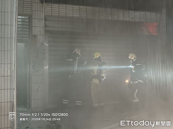 ▲▼基隆安樂區一處住宅晚間突發火災,民眾看到火舌立刻報案。(圖/記者郭世賢翻攝)