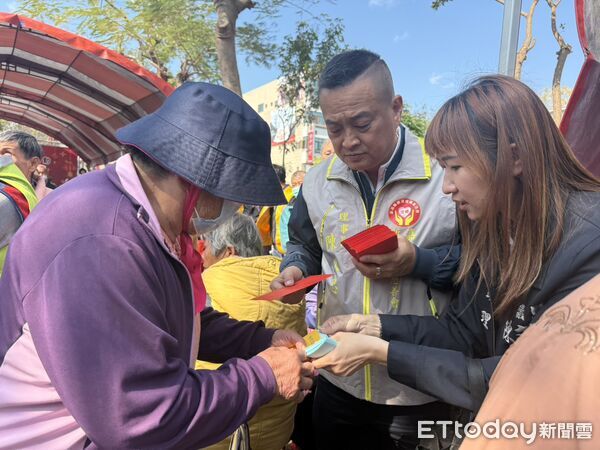 ▲▼ 新港愛鄉慈善會寒冬送暖活動,獲得各界支持盛大舉行 。(圖/記者翁伊森攝)