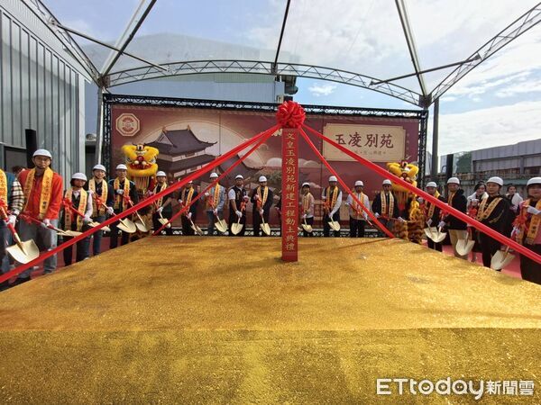 ▲文皇玉凌別苑24日於臺南市東區仁和路舉行新建工程動土典禮,副市長姜淋煌與民代、地方仕紳及宮廟代表共同上香祈福,見證融合唐式禪風與現代美學的宗教道場正式啟建。(記者林東良翻攝)