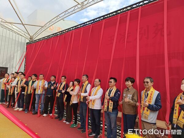 ▲文皇玉凌別苑24日於臺南市東區仁和路舉行新建工程動土典禮,副市長姜淋煌與民代、地方仕紳及宮廟代表共同上香祈福,見證融合唐式禪風與現代美學的宗教道場正式啟建。(記者林東良翻攝)