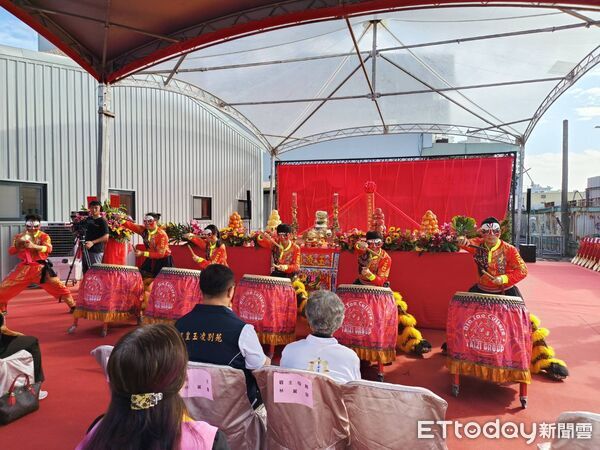 ▲文皇玉凌別苑24日於臺南市東區仁和路舉行新建工程動土典禮,副市長姜淋煌與民代、地方仕紳及宮廟代表共同上香祈福,見證融合唐式禪風與現代美學的宗教道場正式啟建。(記者林東良翻攝)