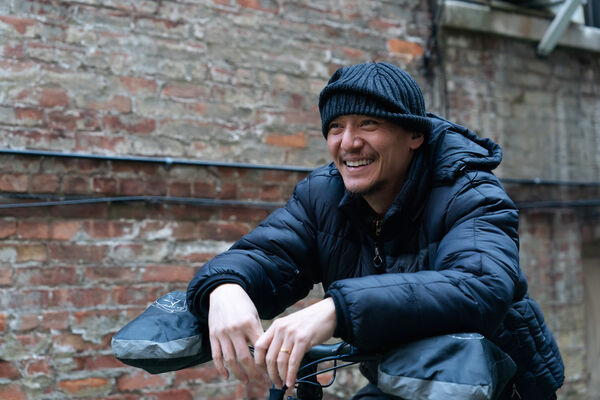 ▲張震(左)與飾演女兒的魏愷樂溫柔互動成為一大亮點。(圖/甲上提供)