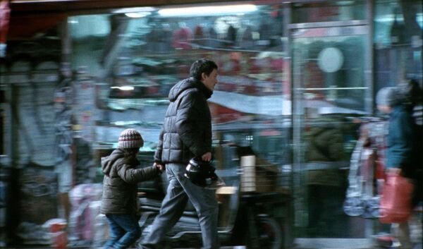 ▲張震(左)與飾演女兒的魏愷樂溫柔互動成為一大亮點。(圖/甲上提供)