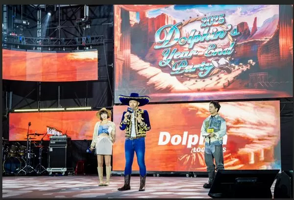 ▲萬泰物流董事長鄭毓文(中)以牛仔裝扮上台致詞,其左右為黃沐妍、派翠克兩位主持人。(圖/萬泰提供)