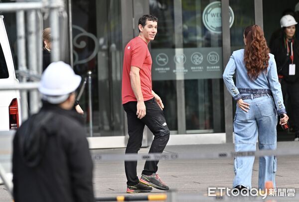 ▲▼ 美國自由攀岩名將霍諾德(Alex Honnold)於台灣時間25日挑戰徒手攀登台北101。(圖/記者李毓康攝)