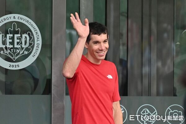 ▲▼美國自由攀岩名將霍諾德(Alex Honnold)於台灣時間25日挑戰徒手攀登台北101。(圖/記者李毓康攝)