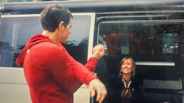 ▲霍諾德和妻子桑妮,出發前輕鬆對話。(圖/翻攝自Netflix)