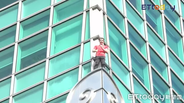 ▲霍諾德站在台北101外牆休息。(圖/翻攝自YouTube/ETtoday星光雲)