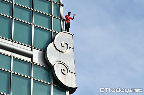 ▲▼ 美國自由攀岩名將霍諾德(Alex Honnold)於台灣時間25日挑戰徒手攀登台北101 。(圖/記者李毓康攝)